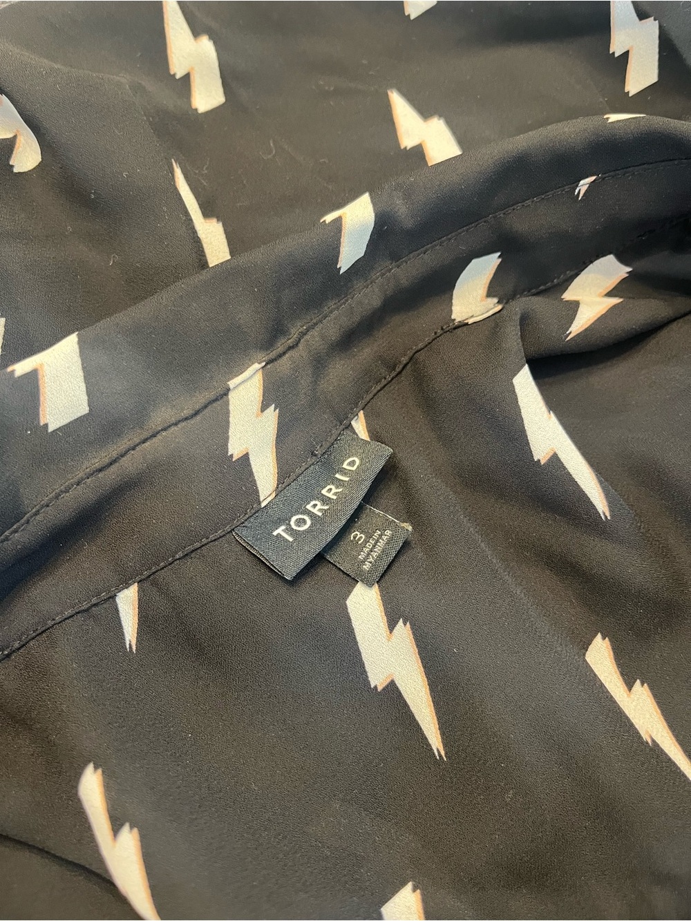 torrid Black Sleeveless Button-Down Top with White Lightning Print - Picture 3 of 4